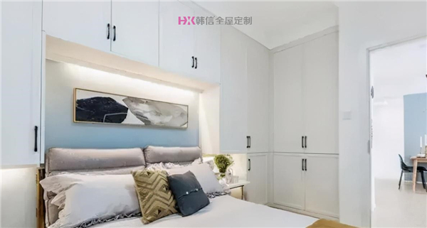 床头的定制衣柜怎么设计?-南京定制衣柜品牌[韩信全屋定制]